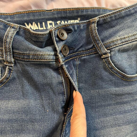 ****Wallflower Ultra Fit Midrise Skinny Denim CROPPED Jeans. SIZE 5 - Picture 3 of 10